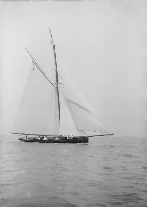 Framed Print : The gaff rigged cutter Bloodhound sailing close-hauled, 1913. Creator: Kirk & Sons of Cowes