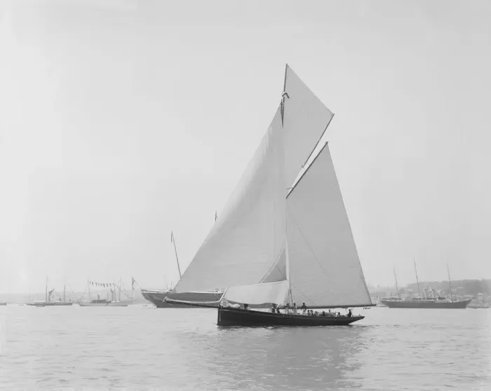 Framed Print : The gaff rigged cutter Bloodhound sailing in light winds, 1908 Framed Print : The gaff rigged cutter Bloodhound sailing in light winds, 1908