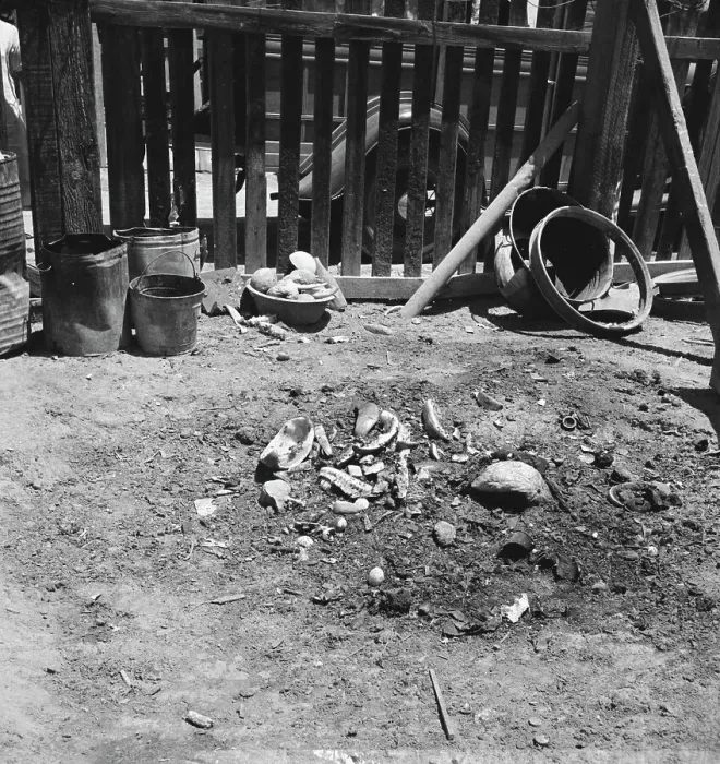 Framed Print : No garbage disposal, Brawley, Imperial Valley, California, 1935. Creator: Dorothea Lange Framed Print : No garbage disposal, Brawley, Imperial Valley, California, 1935. Creator: Dorothea Lange