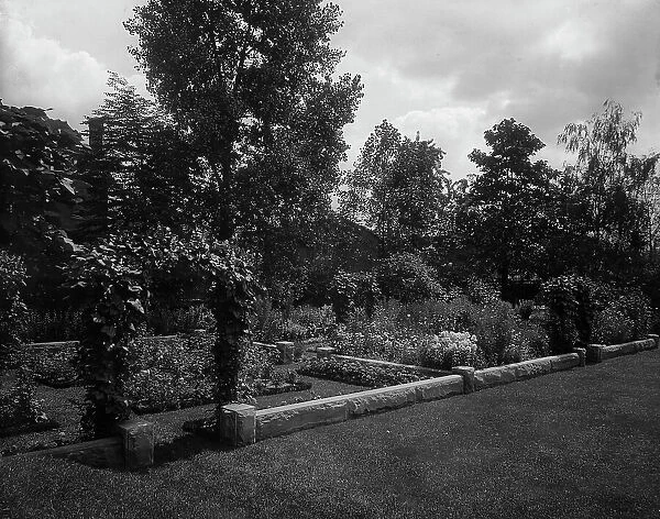 Garden and arbor, residence of Mrs. Franklin H. Walker, Detroit, Mich. between 1900 and 1920. Creator: Unknown