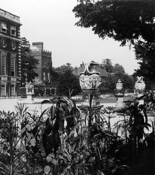 Framed Print : Garden and part of the east front, Hampton Court Palace, Richmond upon Thames, London. Artist: The Fine Art Photographers Co Framed Print : Garden and part of the east front, Hampton Court Palace, Richmond upon Thames, London. Artist: The Fine Art Photographers Co