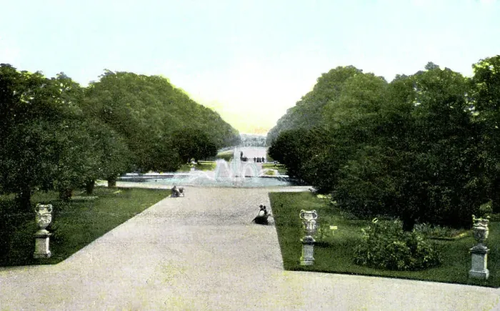 Framed Print : Gardens of Hampton Court Palace, London, 20th Century Framed Print : Gardens of Hampton Court Palace, London, 20th Century