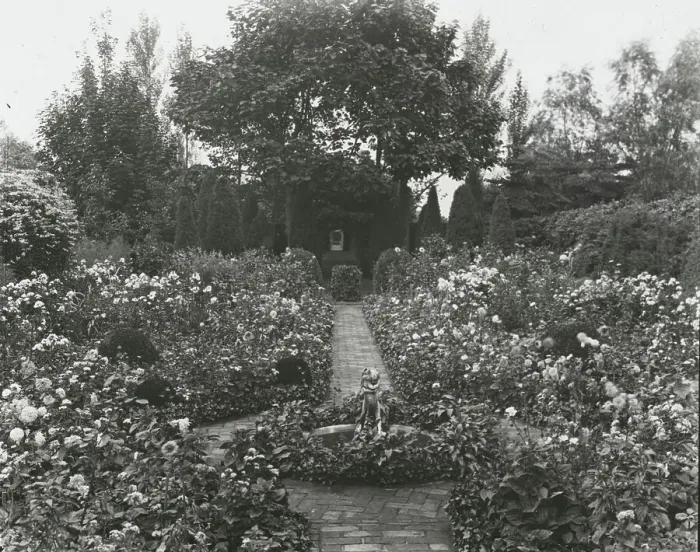 Framed Print : Gardenside, Frederick Augustus Snow house, Ox Pasture Road, Southampton, New York, c1914. Creator: Frances Benjamin Johnston. Gardenside, Frederick Augustus Snow house, Ox Pasture Road, Southampton, New York, c1914 Framed Print : Gardenside, Frederick Augustus Snow house, Ox Pasture Road, Southampton, New York, c1914. Creator: Frances Benjamin Johnston. Gardenside, Frederick Augustus Snow house, Ox Pasture Road, Southampton, New York, c1914