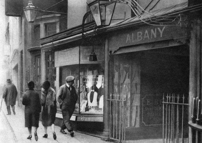 Framed Print : Gatehouse in Vigo Street leading to the Albany chambers, London, 1926-1927 Framed Print : Gatehouse in Vigo Street leading to the Albany chambers, London, 1926-1927