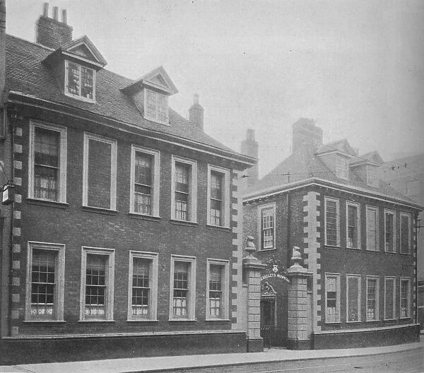 Gateway of Berkeleys Hospital, Worcester, Worcestershire, 1924