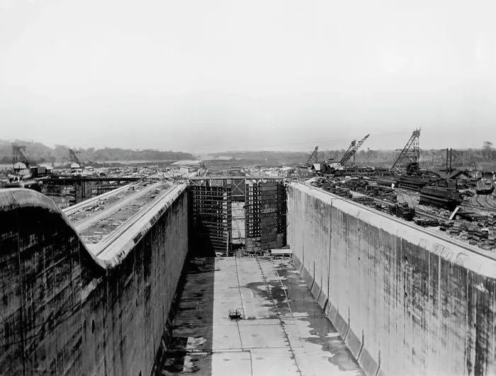 Framed Print : Gatun Lock chamber, Panama Canal, between 1910 and 1914. Creator: Unknown Framed Print : Gatun Lock chamber, Panama Canal, between 1910 and 1914. Creator: Unknown