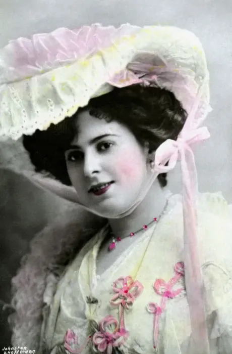 Framed Print : Gaynor Rowlands (1883-1906), English actress, early 20th century. Artist: Johnston & Hoffman Framed Print : Gaynor Rowlands (1883-1906), English actress, early 20th century. Artist: Johnston & Hoffman