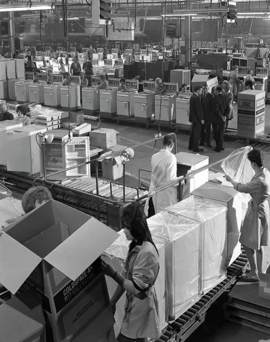 Framed Print : GEC electrical goods assembly plant, Swinton, South Yorkshire, 1963 Framed Print : GEC electrical goods assembly plant, Swinton, South Yorkshire, 1963