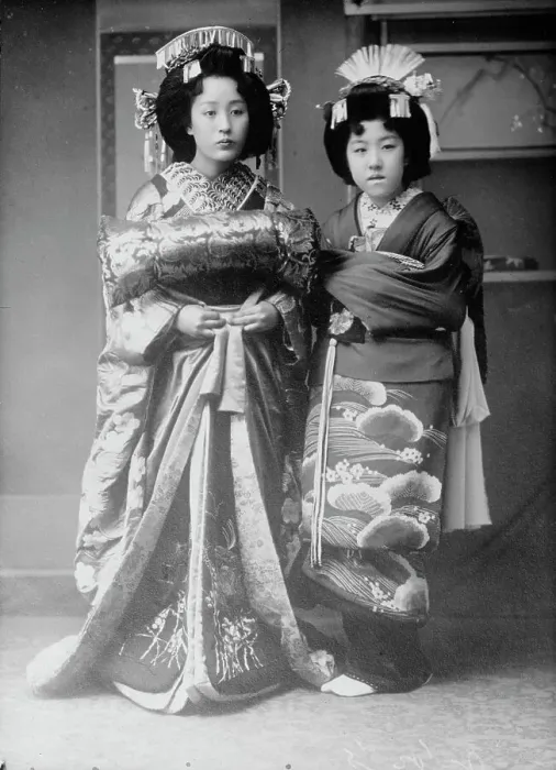 Framed Print : Geisha girls, between c1915 and c1920. Creator: Bain News Service Framed Print : Geisha girls, between c1915 and c1920. Creator: Bain News Service