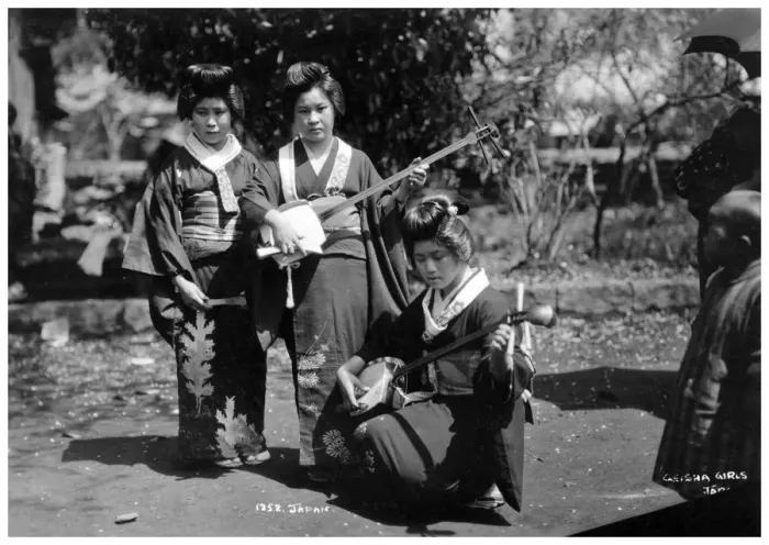 Framed Print : Geisha girls, Japan, early 20th century(?) Framed Print : Geisha girls, Japan, early 20th century(?)