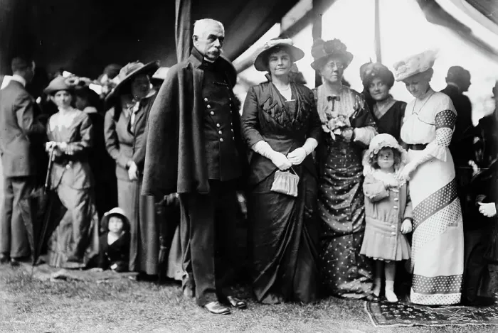 Framed Print : Gen. T.H. Barry, Mrs. Lindley Garrison, Mrs. Barry, Mrs. C.F. Roe, between c1910 and c1915. Creator: Bain News Service Framed Print : Gen. T.H. Barry, Mrs. Lindley Garrison, Mrs. Barry, Mrs. C.F. Roe, between c1910 and c1915. Creator: Bain News Service