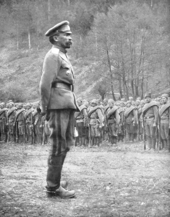 Framed Print : General Kornilov inspecting Russian troops, 1st July 1917 Framed Print : General Kornilov inspecting Russian troops, 1st July 1917