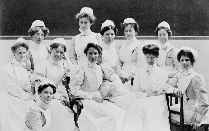 Framed Print : General Lying In Hospital, York Road, Lambeth: labour ward staff and students, 1908. Creator: Unknown Framed Print : General Lying In Hospital, York Road, Lambeth: labour ward staff and students, 1908. Creator: Unknown