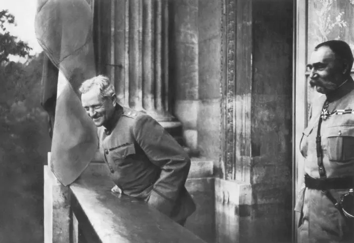 Framed Print : General Pershing on the balcony of the Hotel Crillon, Paris, First World War, 1917 Framed Print : General Pershing on the balcony of the Hotel Crillon, Paris, First World War, 1917