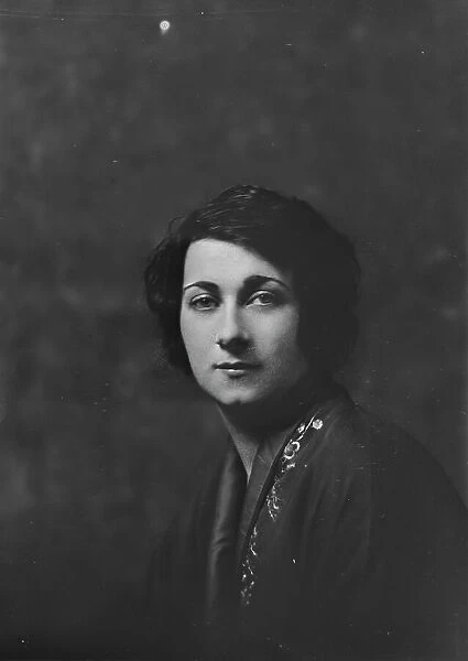 Genevieve Elman, portrait photograph, 1919 Sept. 12. Creator: Arnold Genthe
