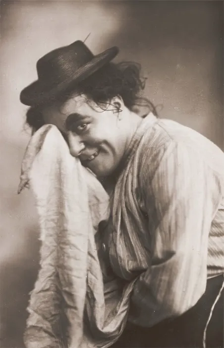 Framed Print : George Robey in drag as a pantomime dame, (between 1900 and 1909?). Creator: Unknown Framed Print : George Robey in drag as a pantomime dame, (between 1900 and 1909?). Creator: Unknown