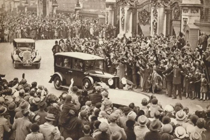 Framed Print : George VI and Queen Elizabeth leave Buckigham Palace to holiday in Windsor, 1937 Framed Print : George VI and Queen Elizabeth leave Buckigham Palace to holiday in Windsor, 1937