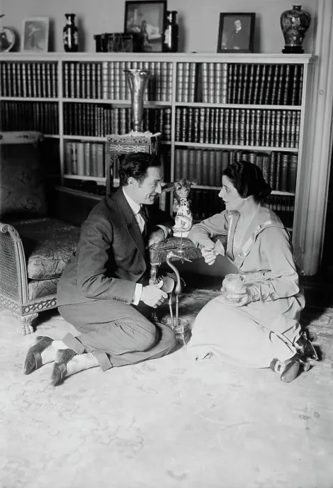 Framed Print : Geraldine Farrar & Lou Tellegen, between 1916 and c1920. Creator: Bain News Service Framed Print : Geraldine Farrar & Lou Tellegen, between 1916 and c1920. Creator: Bain News Service