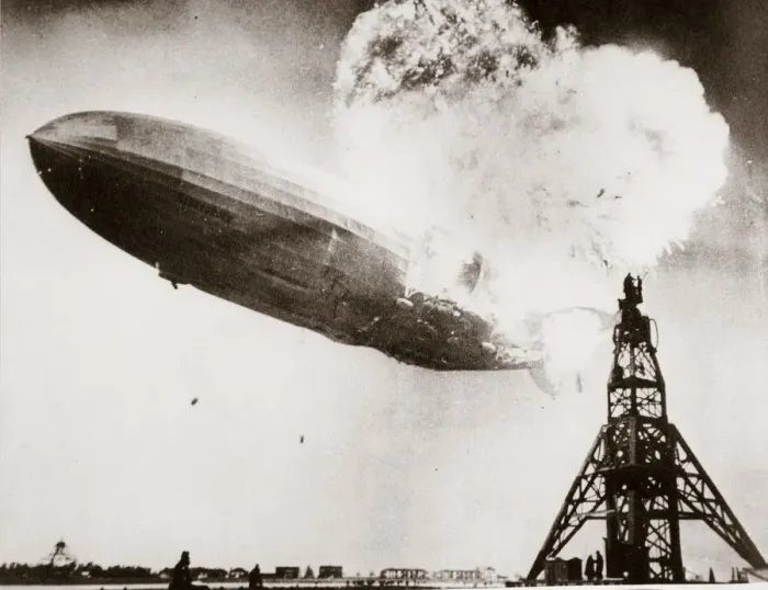 Framed Print : The German airship Hindenburg blows up, Lakehurst, New Jersey, USA, 6 May 1937 Framed Print : The German airship Hindenburg blows up, Lakehurst, New Jersey, USA, 6 May 1937