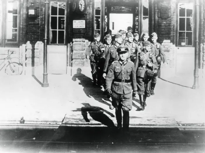 Framed Print : German army officer leading his company onto a railway station platform, Paris, August 1940 Framed Print : German army officer leading his company onto a railway station platform, Paris, August 1940