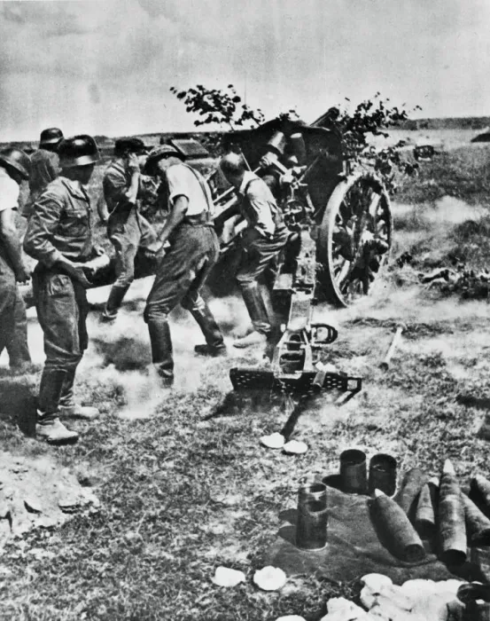 Framed Print : German artillery in action on the Eastern Front, 1941 Framed Print : German artillery in action on the Eastern Front, 1941
