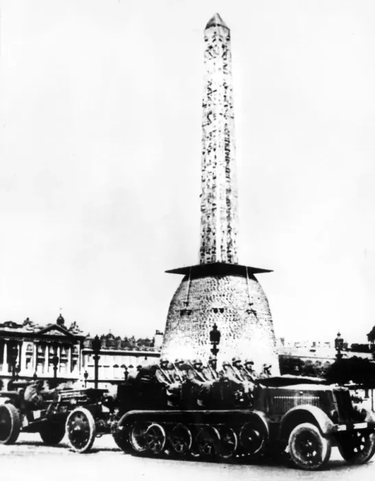 Framed Print : German artillery driving through the Place de la Concorde, Paris, 1940 Framed Print : German artillery driving through the Place de la Concorde, Paris, 1940