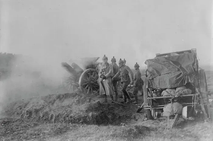 Framed Print : German field gun in action, between 1914 and c1915. Creator: Bain News Service Framed Print : German field gun in action, between 1914 and c1915. Creator: Bain News Service