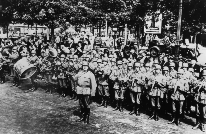 Framed Print : German military band at the parade on the Place de l Etoile, Paris, June 1940 Framed Print : German military band at the parade on the Place de l Etoile, Paris, June 1940