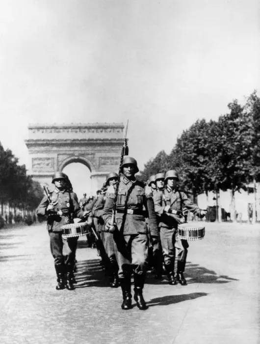 Framed Print : German military parade along the Champs Elysees during the occupation, Paris, 1940-1944 Framed Print : German military parade along the Champs Elysees during the occupation, Paris, 1940-1944