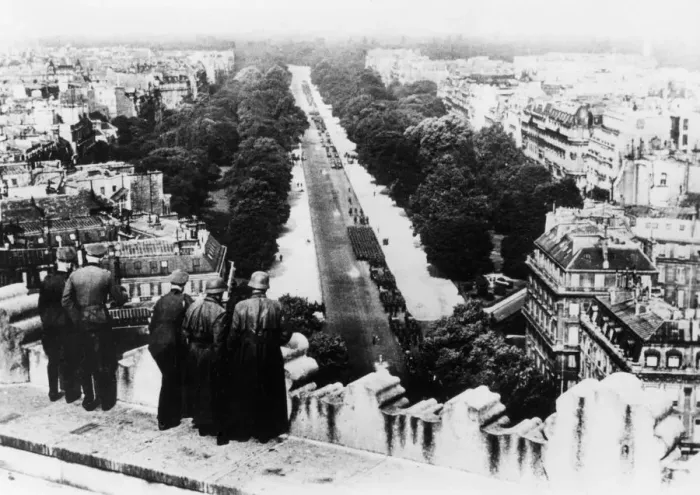 Framed Print : German military parade in Paris, June 1940 Framed Print : German military parade in Paris, June 1940