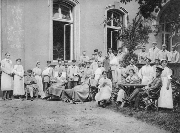 Framed Print : German nurses and patients, Frankfurt am Main, Germany, World War I, 1915 Framed Print : German nurses and patients, Frankfurt am Main, Germany, World War I, 1915