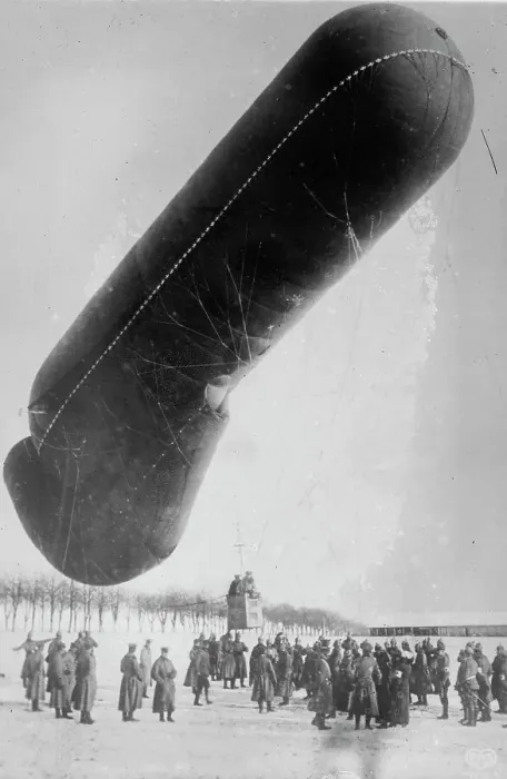 Framed Print : German observation balloon, between 1914 and c1915. Creator: Bain News Service Framed Print : German observation balloon, between 1914 and c1915. Creator: Bain News Service
