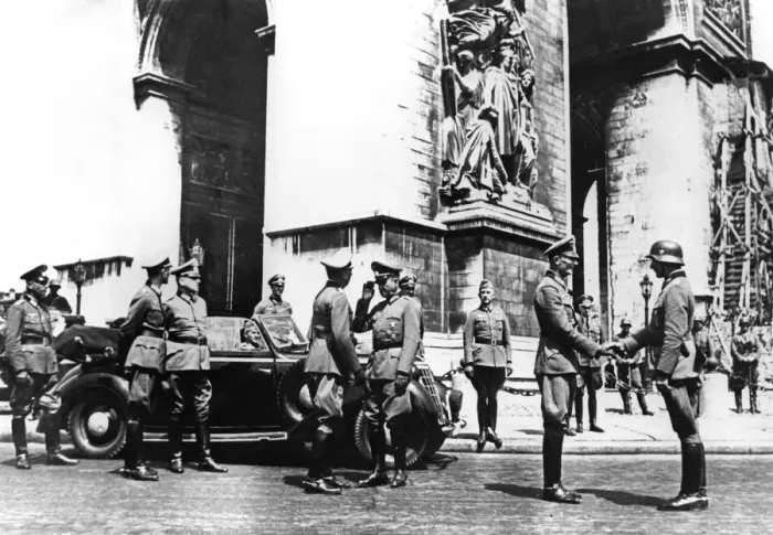 Framed Print : German officers at the Arc de Triomphe during the victory parade, Paris, June 1940 Framed Print : German officers at the Arc de Triomphe during the victory parade, Paris, June 1940