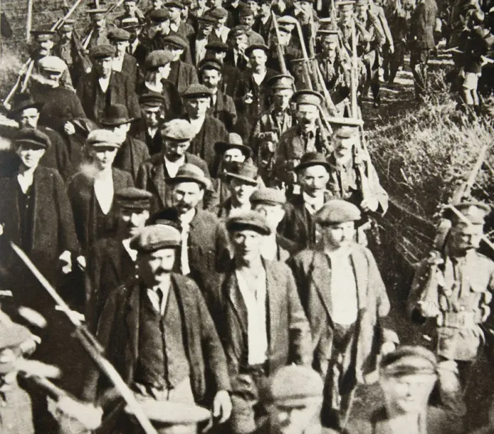 Framed Print : German prisoners of war arriving in Britain, August 1914. Artist:s and G