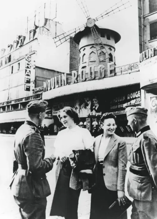Framed Print : German soldiers chatting up French women outside the Moulin Rouge, occupied Paris, June 1940 Framed Print : German soldiers chatting up French women outside the Moulin Rouge, occupied Paris, June 1940