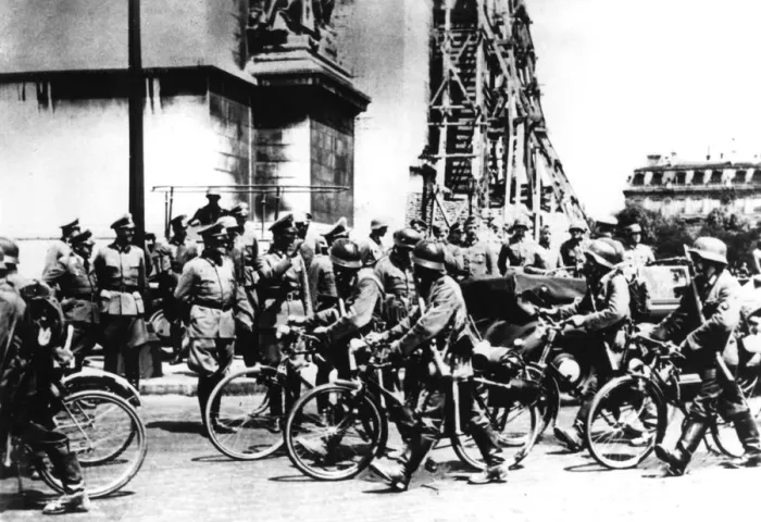 Framed Print : German soldiers marching past the Arc de Triomphe, Paris, 14 June 1940 Framed Print : German soldiers marching past the Arc de Triomphe, Paris, 14 June 1940