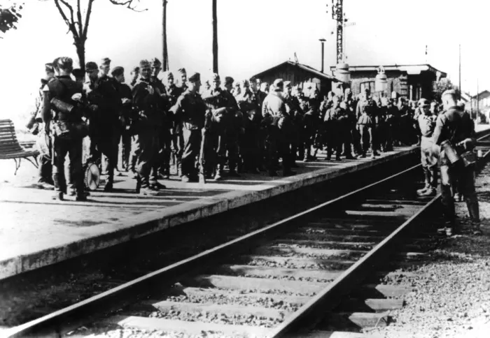 Framed Print : German soldiers on a railway platform awaiting transport, Paris, August 1940 Framed Print : German soldiers on a railway platform awaiting transport, Paris, August 1940