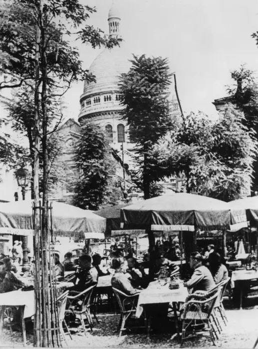 Framed Print : German soldiers relaxing outside a restaurant in Montmartre, Paris, June 1941 Framed Print : German soldiers relaxing outside a restaurant in Montmartre, Paris, June 1941