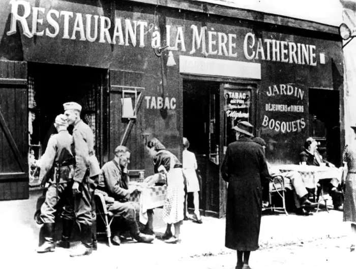 Framed Print : German soldiers at a restaurant, occupied Paris, June 1940 Framed Print : German soldiers at a restaurant, occupied Paris, June 1940