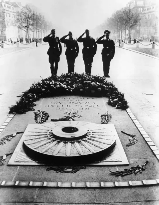Framed Print : German soldiers saluting the Tomb of the Unknown Soldier, Paris, December 1940 Framed Print : German soldiers saluting the Tomb of the Unknown Soldier, Paris, December 1940