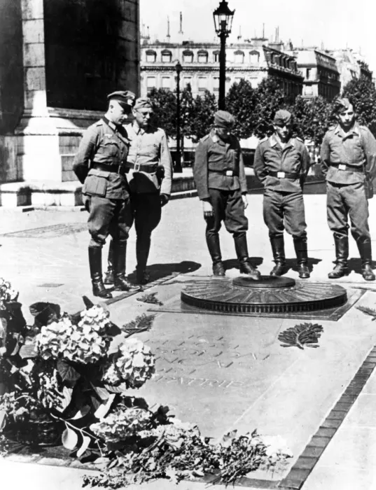 Framed Print : German soldiers at the Tomb of the Unknown Soldier at the Arc de Triomphe, Paris, December 1940 Framed Print : German soldiers at the Tomb of the Unknown Soldier at the Arc de Triomphe, Paris, December 1940