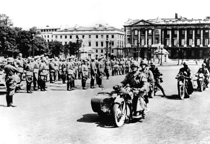 Framed Print : German troops in the lace de l Etoile, Paris, 1940 Framed Print : German troops in the lace de l Etoile, Paris, 1940