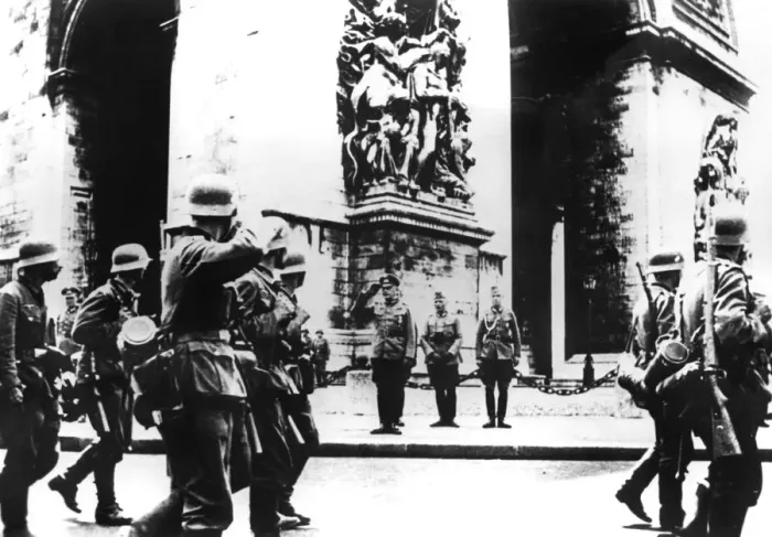 Framed Print : German troops marching past the Arc de Triomphe, Paris, 14 June 1940 Framed Print : German troops marching past the Arc de Triomphe, Paris, 14 June 1940