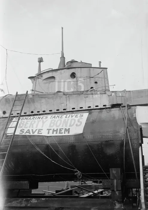 Framed Print : German U-Boat in N.Y. 25 Oct 1917. Creator: Bain News Service Framed Print : German U-Boat in N.Y. 25 Oct 1917. Creator: Bain News Service