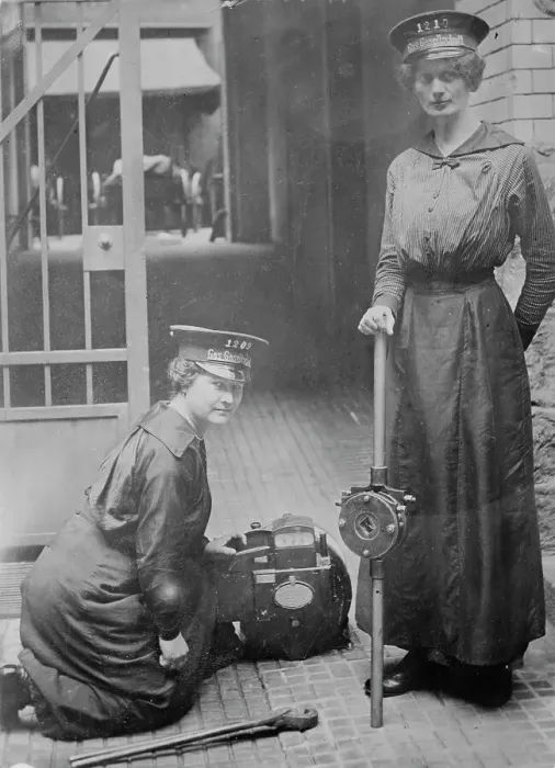 Framed Print : German women do men's work, between c1915 and 1918. Creator: Bain News Service Framed Print : German women do men's work, between c1915 and 1918. Creator: Bain News Service