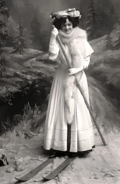 Framed Print : Gertie Millar (1879-1952), English actress, 1906. Artist: Foulsham and Banfield Framed Print : Gertie Millar (1879-1952), English actress, 1906. Artist: Foulsham and Banfield
