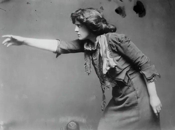 Framed Print : Gertrude Elliott posing with arm outstretched, 1910. Creator: Bain News Service Framed Print : Gertrude Elliott posing with arm outstretched, 1910. Creator: Bain News Service