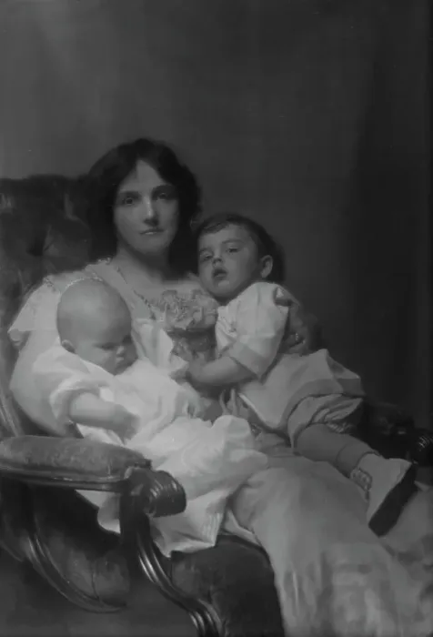 Framed Print : Gillingham, John K. Mrs. and children, portrait photograph, 1913. Creator: Arnold Genthe Framed Print : Gillingham, John K. Mrs. and children, portrait photograph, 1913. Creator: Arnold Genthe