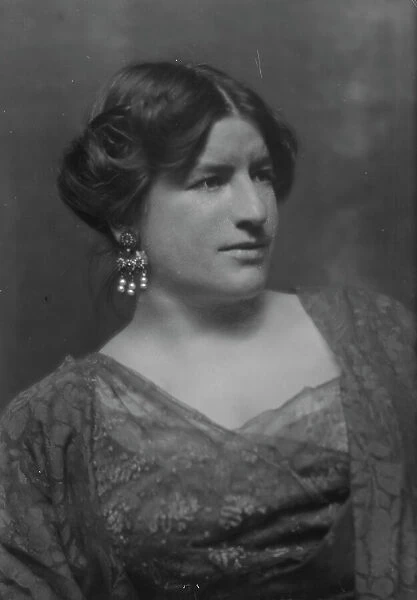 Gilmore, Inez Haynes, Mrs. portrait photograph, 1913. Creator: Arnold Genthe