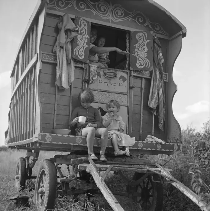 Framed Print : Gipsy caravan, Outwood, Surrey, 1963 Framed Print : Gipsy caravan, Outwood, Surrey, 1963